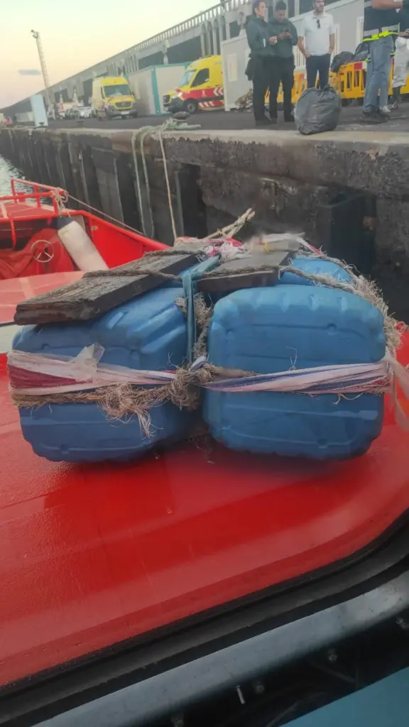 Barca improvisada por los migrantes para salir del cayuco a la deriva cerca de El Hierro