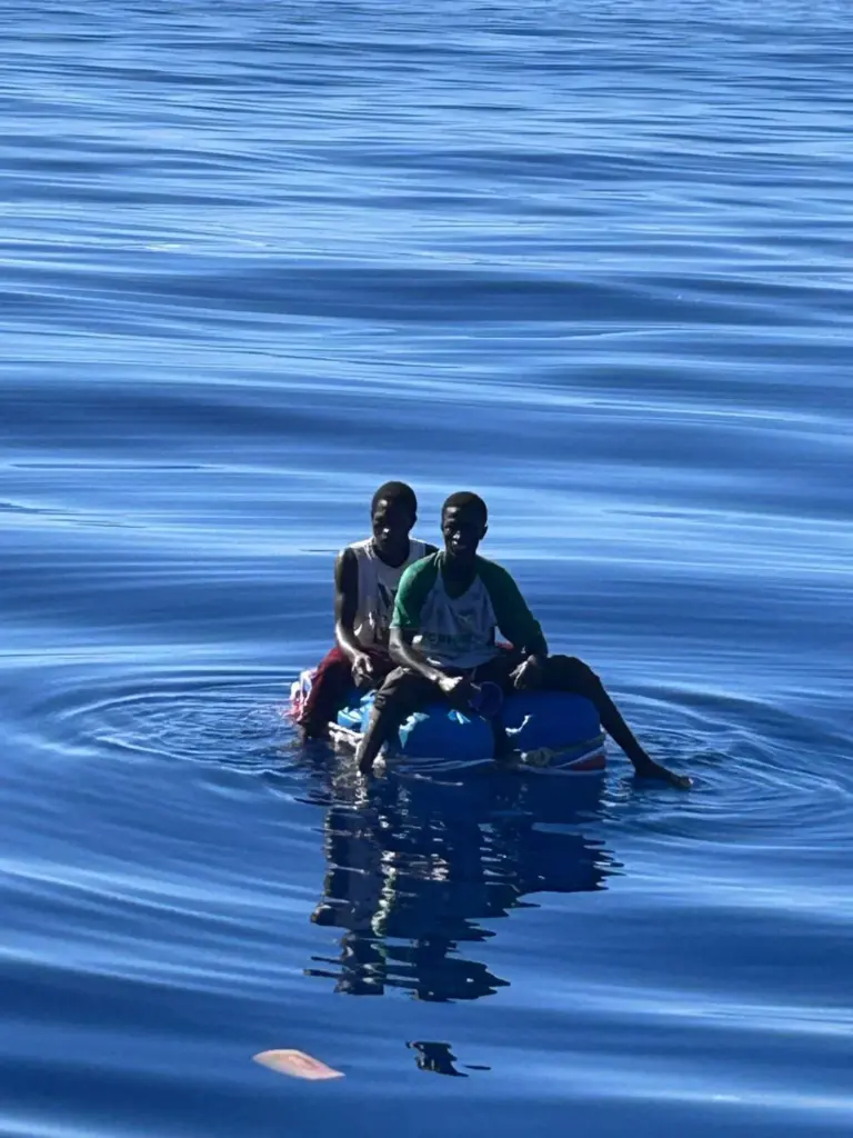 Jóvenes migrantes hacen barcas con bidones para salir del cayuco