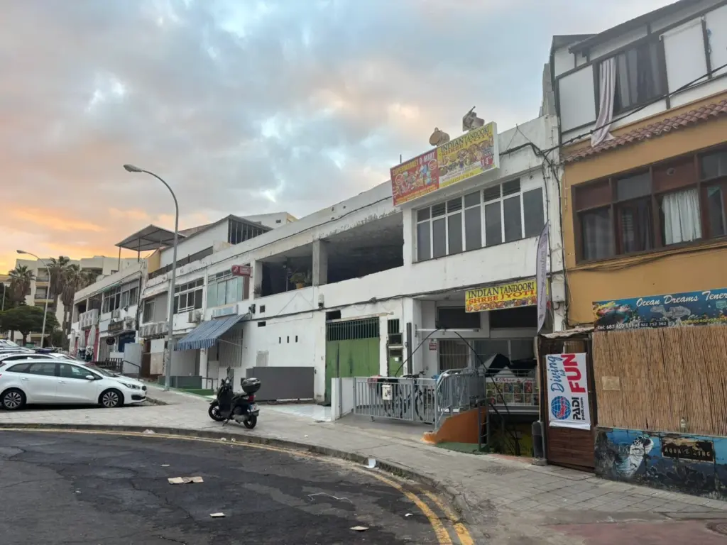 Edificio que sufrió un incendio en Arona