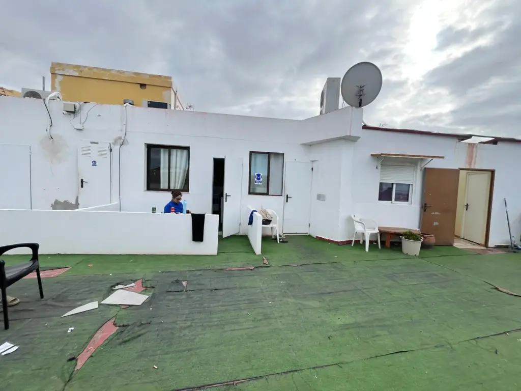 Trasteros convertidos en infravivienda en el que hubo un incendio en Arona