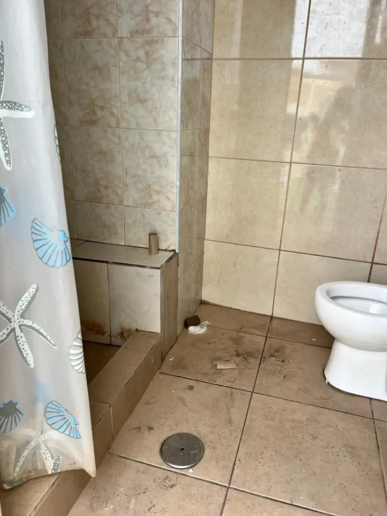 Baño común para los habitantes del edificio incendiado en Arona