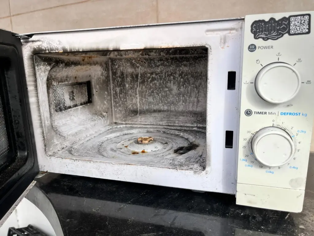 Microondas en el que se inició el incendio en el edificio de infraviviendas en Arona