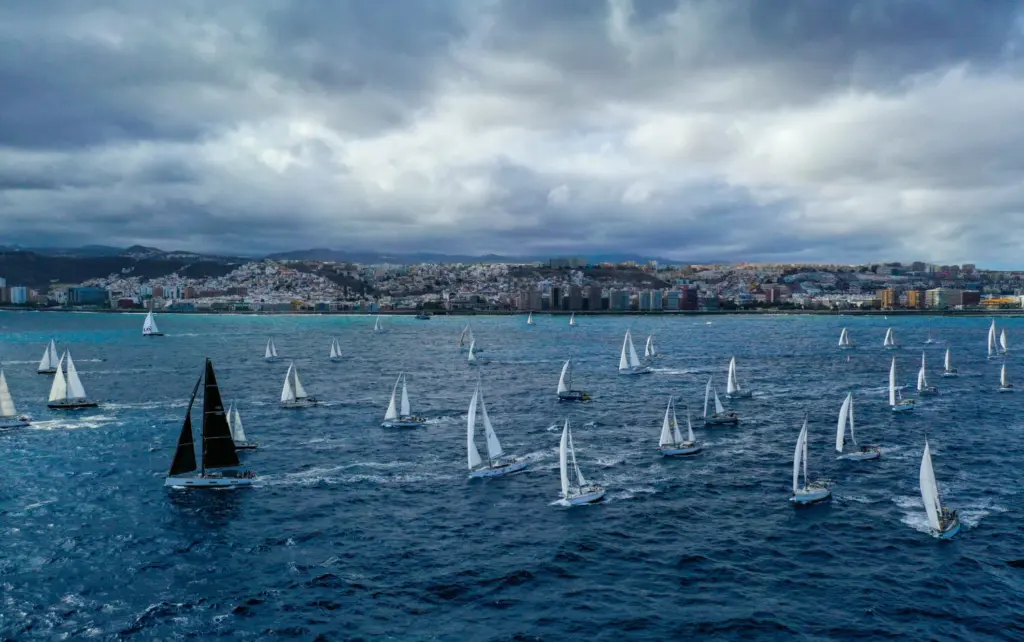 El viento y el oleaje marcaron la salida de la 13 ARC+ en Las Palmas de Gran Canaria