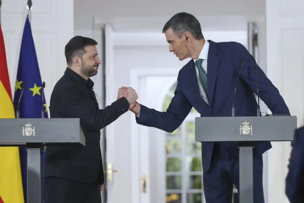 El presidente del Gobierno, Pedro Sánchez, y el presidente ucraniano, Volodímir Zelenski, durante su encuentro este martes en el Palacio de la Moncloa en Madrid.- EFE/ Kiko Huesca