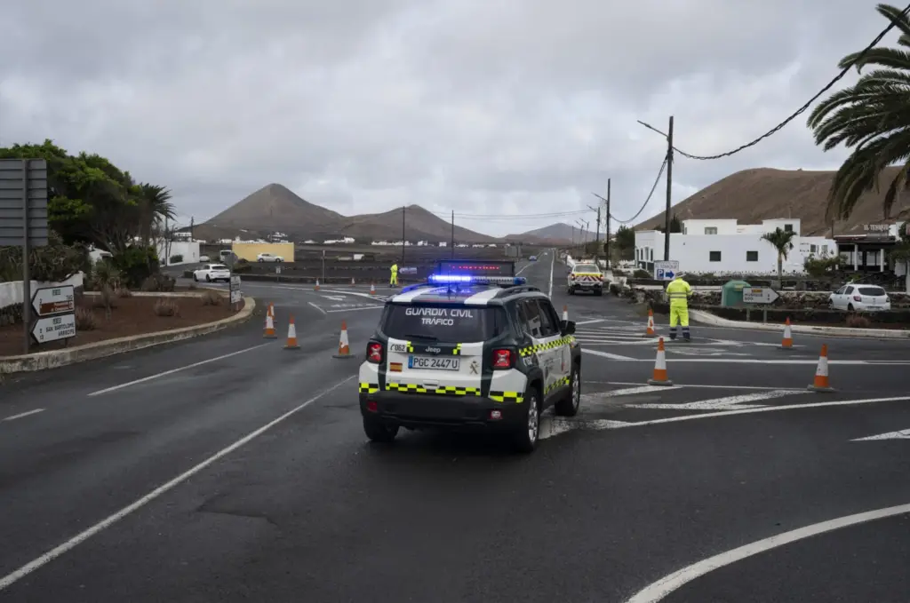 La borrasca Claudia azota la isla de Lanzarote con vientos y lluvia. EFE/Adriel Perdomo