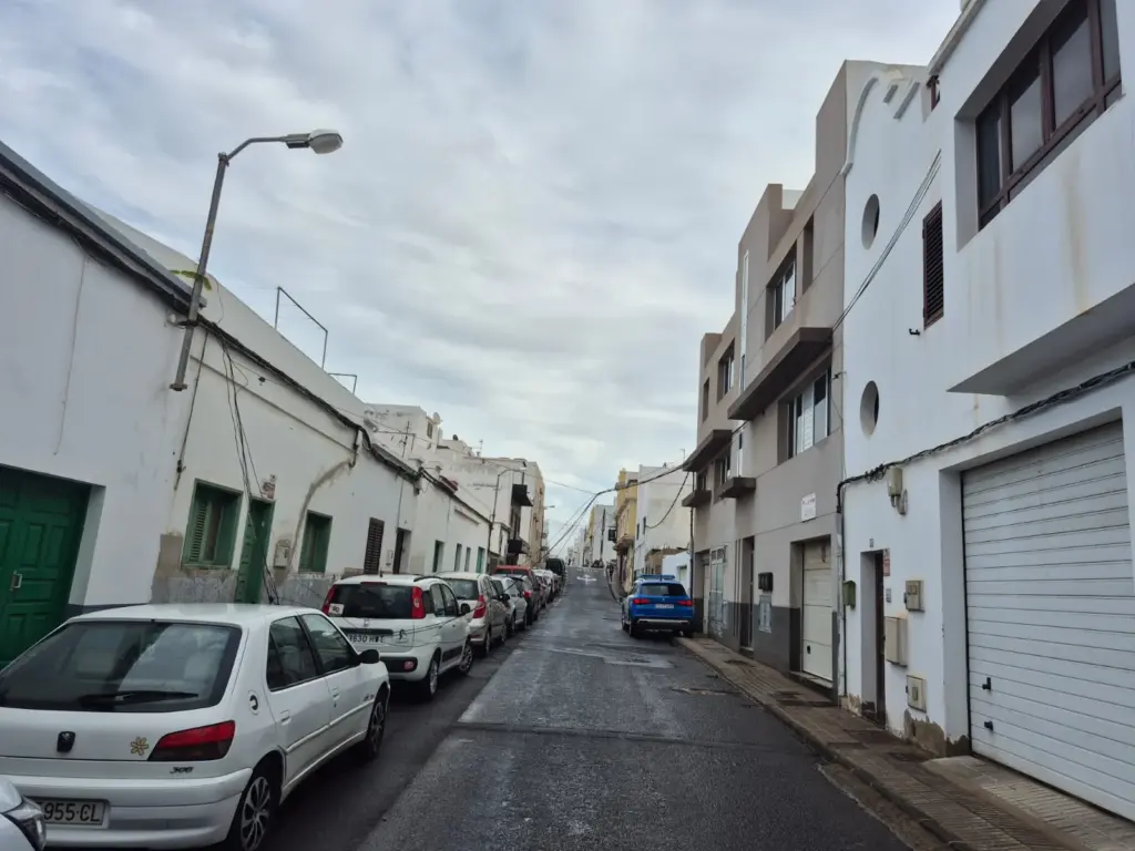 Caída del cableado en la C. Fray Luis de De León en Las Palmas de Gran Canaria por la Borrasca Claudia