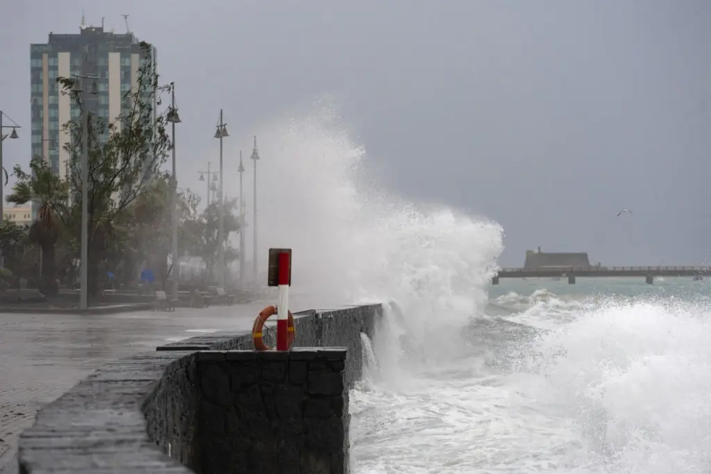 La borrasca Claudia azota la isla de Lanzarote con vientos y lluvia. EFE/Adriel Perdomo