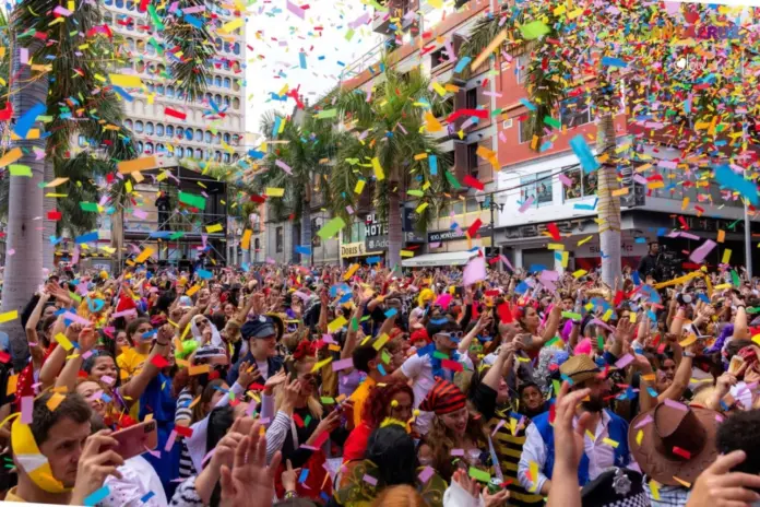 70 personas pujan por los 53 kioscos que se subastan para el Carnaval de Santa Cruz de Tenerife que comenzará el 13 de febrero en la calle