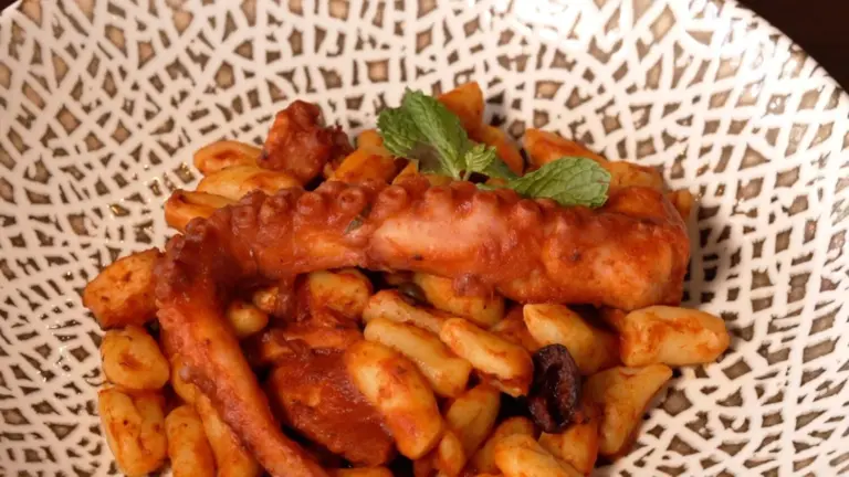 Pasta cavatelli con ragú de pulpo en salsa de tomate | Receta ‘Como en casa’