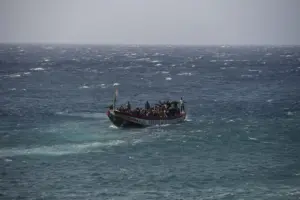 La Guardia Civil informó del avistamiento de un segundo cayuco, esta vez a menos de una milla del muelle de La Restinga, en la isla de El Hierro