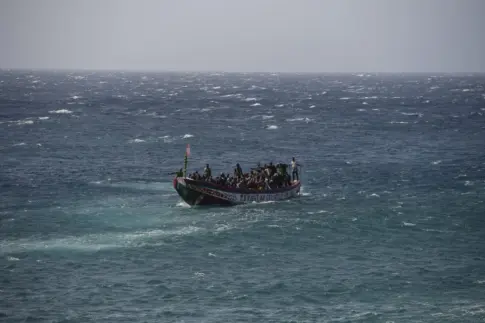 Un cayuco con unas 140 personas llega a la costa de El Hierro