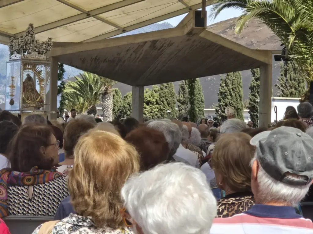 La Virgen de Las Nieves visita el Cementerio de Las Manchas