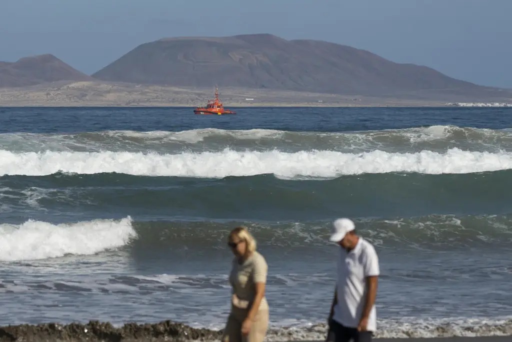  Una embarcación de Salvamento Marítimo participando en el dispositivo de rastreo