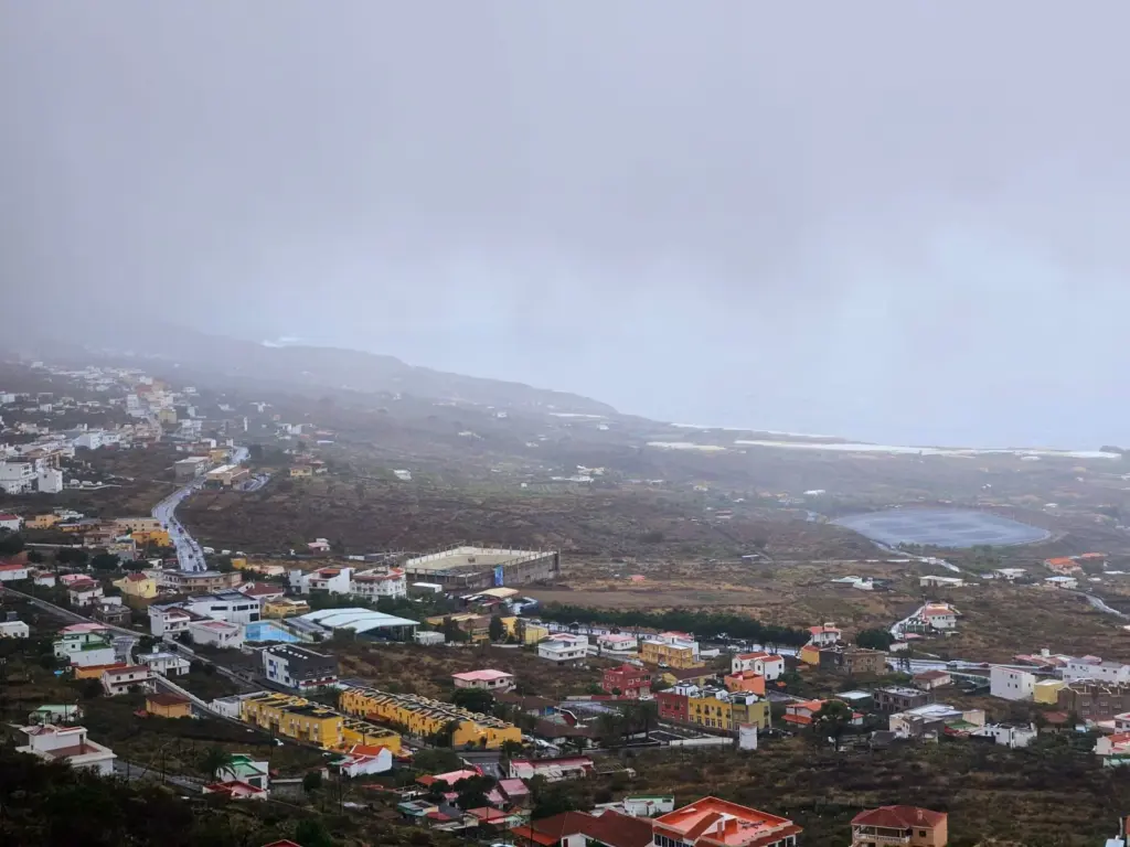 Nubes bajas y lluvia en Valle de El Golfo, en El Hierro, durante la borrasca Claudia