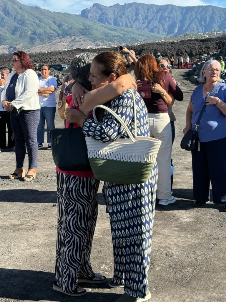 Mucha emoción entre los vecinos que se han reunido para ver a la Virgen de Las Nieves en las zonas afectadas por el volcán / RTVC