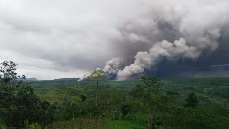 Casi 1.000 evacuados por la erupción del volcán Semeru en Indonesia
