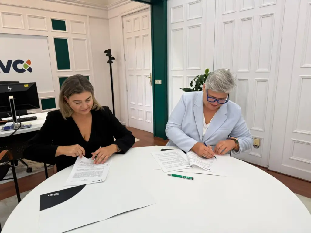 La administradora general de RTVC, María Méndez, y la comisionada de Transparencia, Noelia García Leal, durante la firma del convenio.