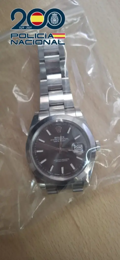 Detienen a una mujer por intentar vender un reloj Rolex robado