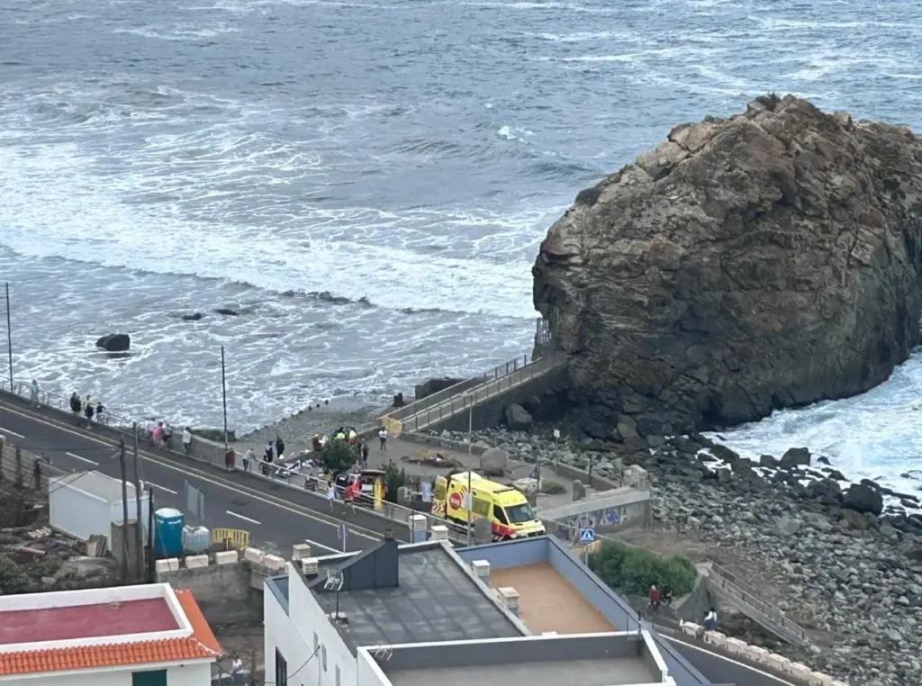 Seis personas heridas tras caer al mar en la playa del Roque de Las Bodegas, en Tenerife