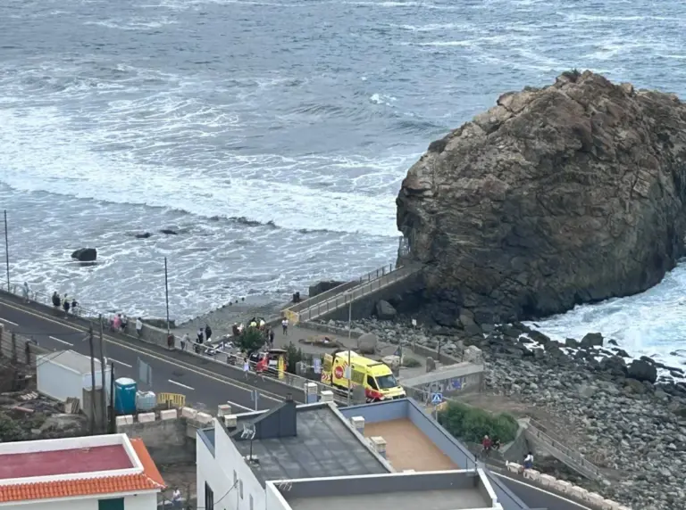 Seis personas heridas tras caer al mar en la playa del Roque de Las Bodegas, en Tenerife