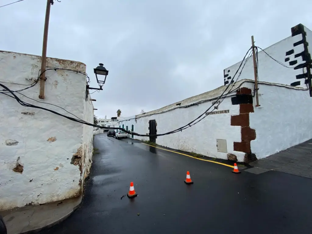 Caída del cableado en la C. Fray Luis de De León en Las Palmas de Gran Canaria por la Borrasca Claudia