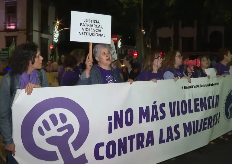Miles de personas se manifiestan en Canarias contra la violencia machista