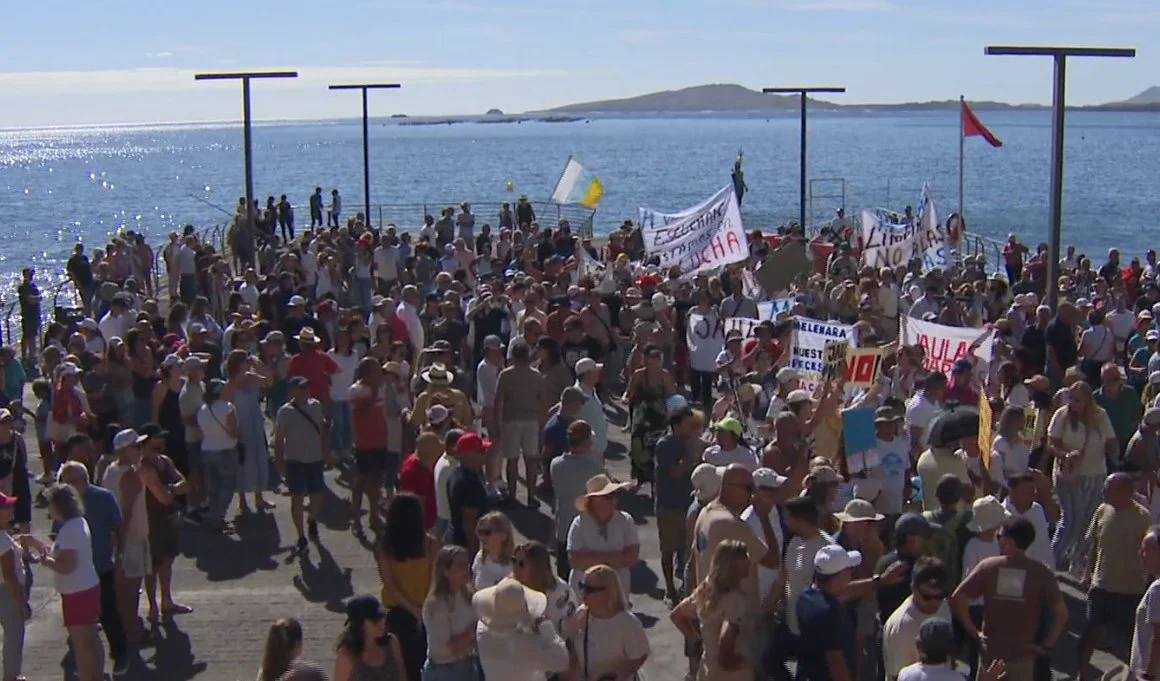 Los vecinos de Telde protestan contra las jaulas marinas que hay frente a sus costas