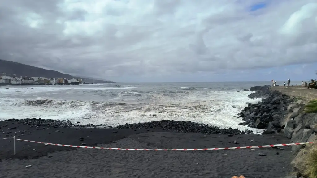 La prealerta por fenómenos costeros se mantiene en todas las islas y seguirán bajando las temperaturas de manera moderada 