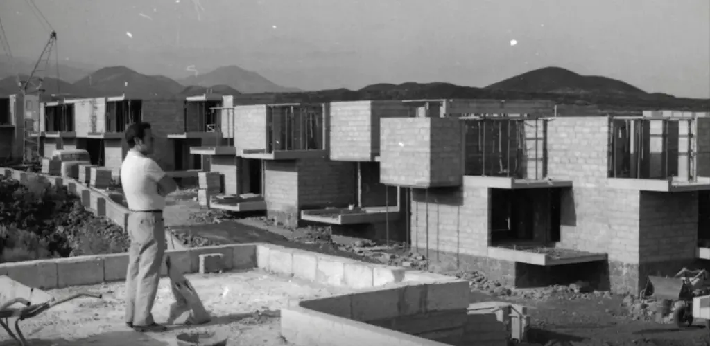 Foto de archivo de Vicente Saavedra contemplando el proyecto turístico TenBel cuando se encontraba en plena construcción.