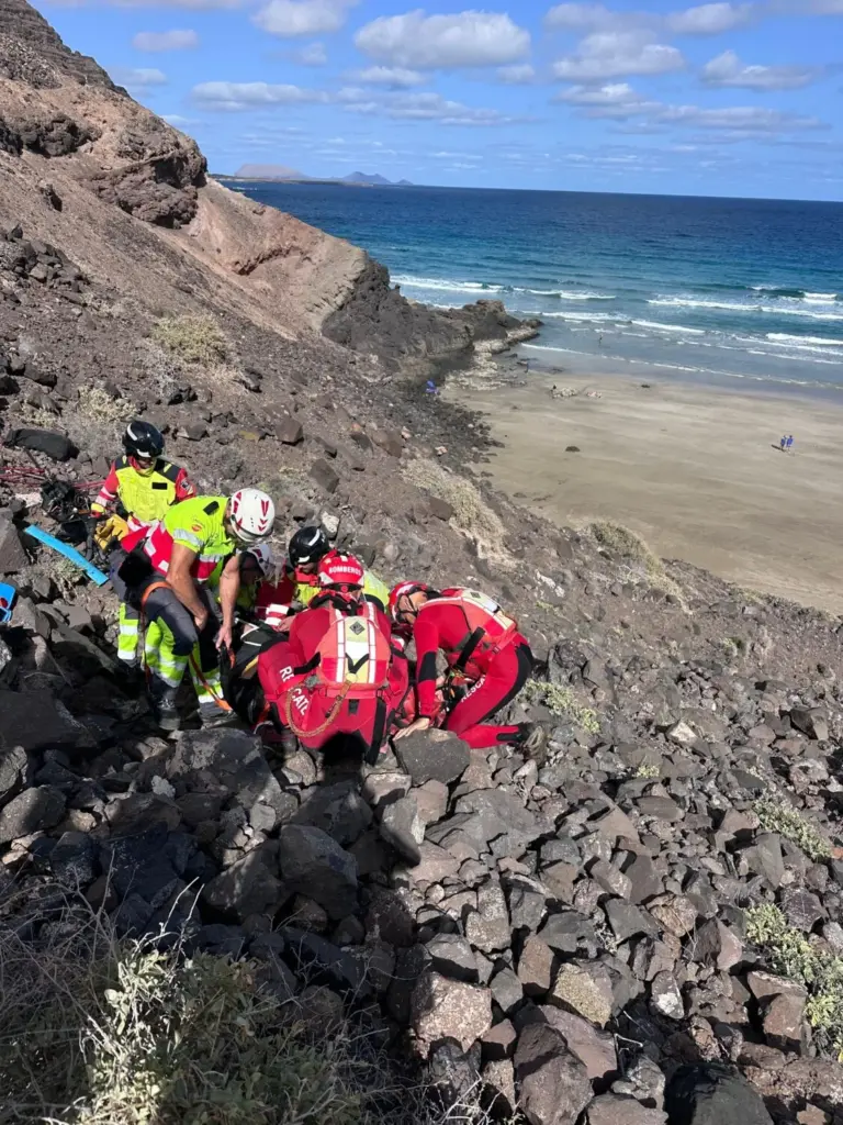 Un hombre ha sufrido un accidente con su parapente a 70 metros de la playa de Haría y se ha golpeado en la cabeza y la espalda