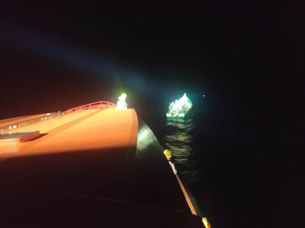 Momento del rescate de la patera con 18 personas a bordo al sur de Gran Canaria