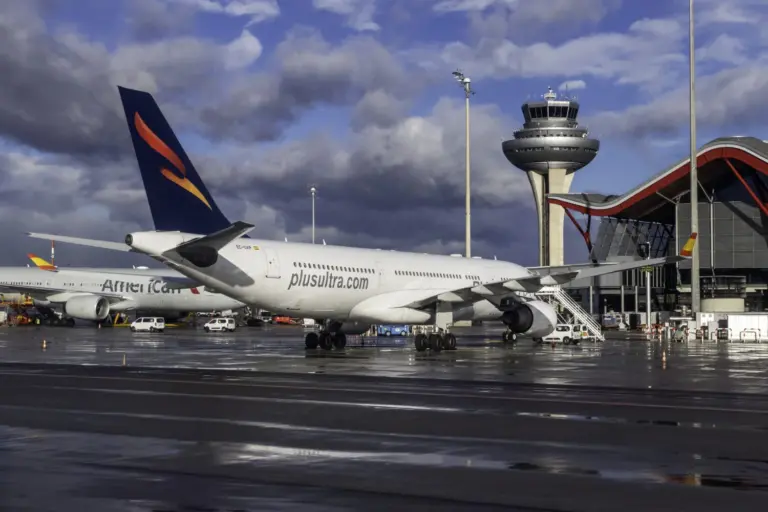 El cierre del espacio aéreo de Venezuela deja este domingo a más de 200 personas en Tenerife con su vuelo cancelado