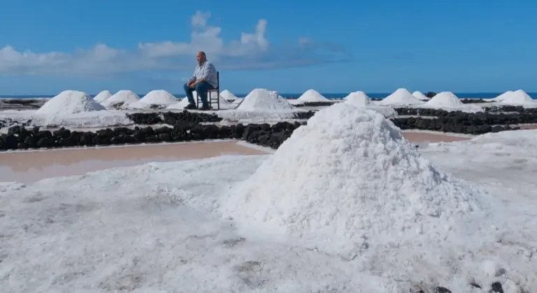 ‘Salinas de Canarias’, una serie documental que explora la historia, la cultura y el arte milenario de la sal