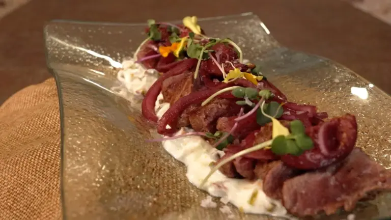 Tataki de ternera con stracciatela de pistachos | Receta ‘Como en casa’