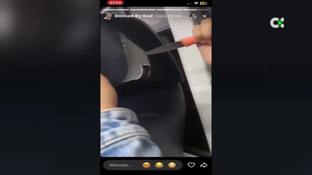 Una joven destroza un asiento de una guagua de Titsa con un cuchillo, en un acto de vandalismo, en Tenerife. RTVC.