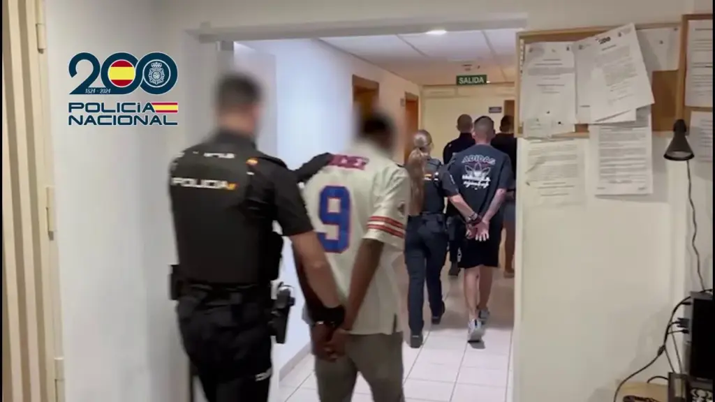 Momento de la detención de los cuatro hombres que apuñalaron a un joven en Arrecife