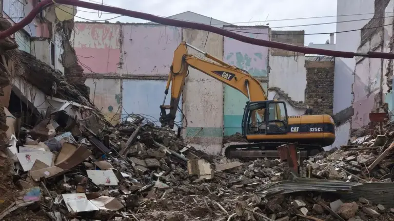 Una casa antigua se derrumba en el centro de Las Palmas de Gran Canaria