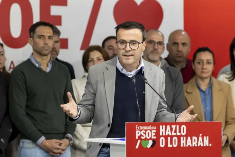 Gallardo dimite al frente del PSOE de Extremadura pero no renuncia al acta de diputado