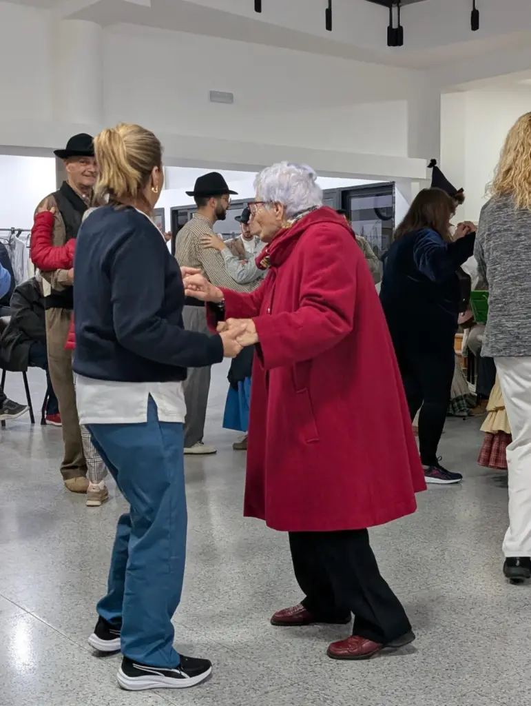 Residente bailando al son de la música de los Música folclórica y villancicos para amenizar la Navidad en las residencias de mayores