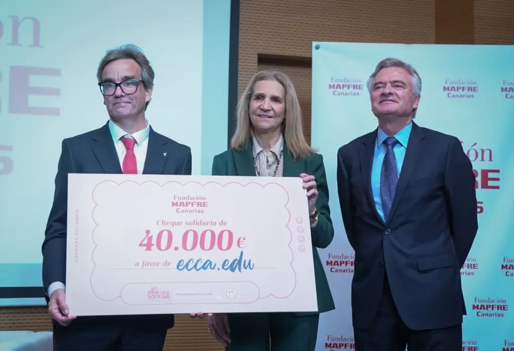 Cheque solidario de la Fundación Mapfre Canarias. Imagen del perfil de la red social X del presidente de Canarias, Fernando Clavijo