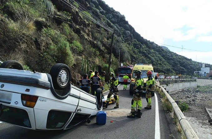 Imagen del vuelco del vehículo en María Jiménez. Bomberos de Tenerife
