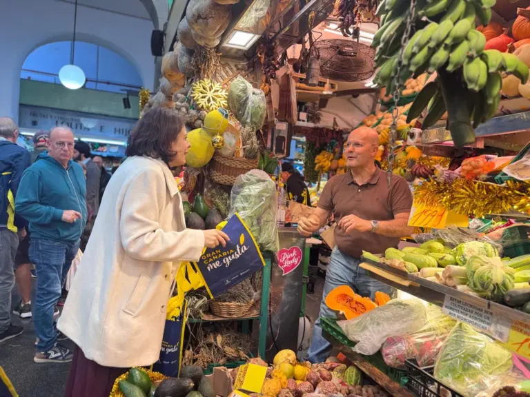 El Cabildo anima a consumir producto local en Navidad con una acción en el Mercado de Vegueta
