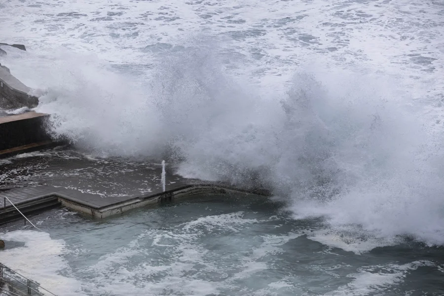Oleaje en la costa de La Laguna, Bajamar. Imagen EFE