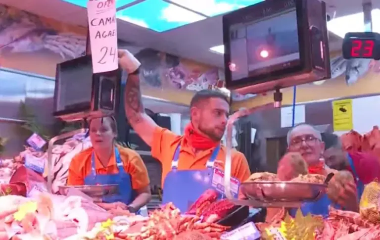 Nochebuena llena los mercados canarios en una de las Navidades más caras de la historia