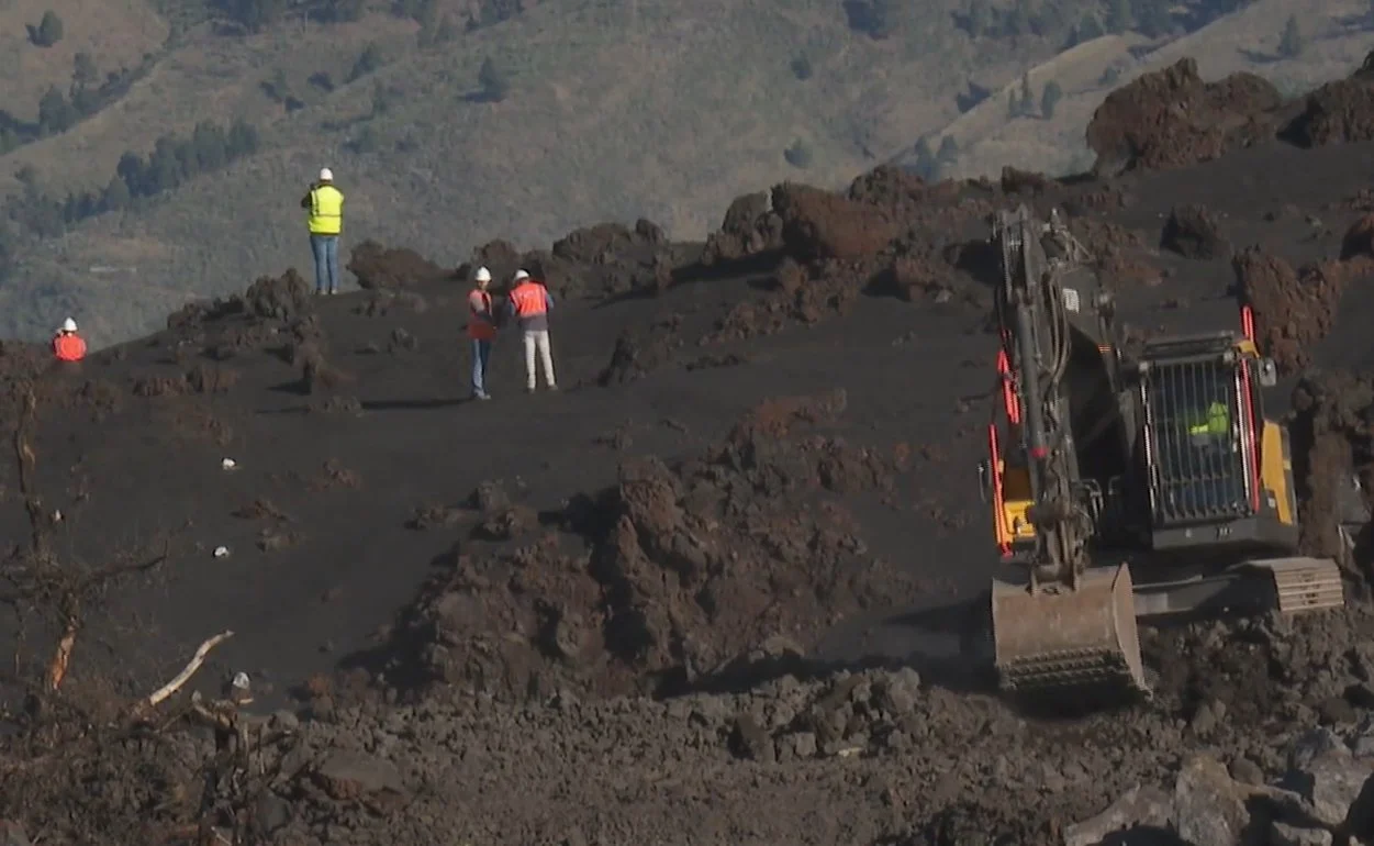 La recuperación del tramo de la LP-2 sepultado por el volcán prevé concluir en 14 meses. Imagen de archivo, del comienzan las obras para recuperar la LP-2 y actualizar la LP-5 en La Palma. RTVC