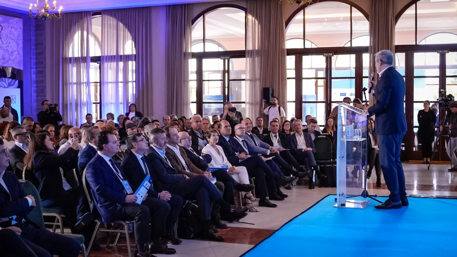 Canarias lidera la mayor trasformación de la política de vivienda de la última década. En la imagen que ha cedido el Gobierno de Canarias, el presidente Fernando Clavijo inaugurando el I Congreso de Vivienda de Canarias.-