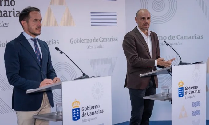 El portavoz del Gobierno de Canarias, Alfonso Cabello (i), y el consejero de Transición Ecológica, Mariano H. Zapata. Imagen Presidencia de Gobierno