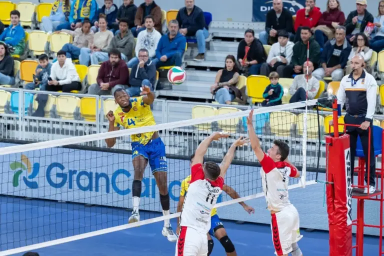 3-0 | El CV Guaguas vence al Bus Leader San Roque por la vía rápida