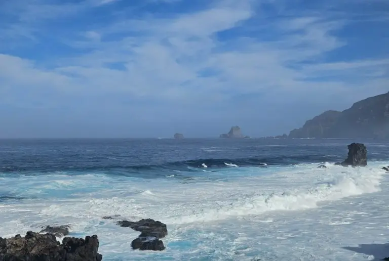 El fuerte oleaje continuará toda la semana y puede llover este miércoles