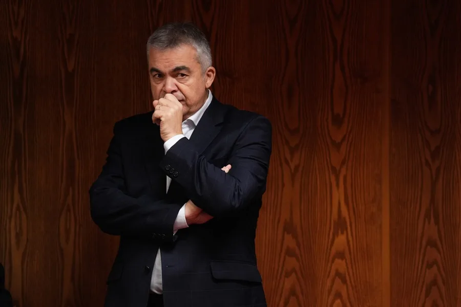 Cerdán defiende su inocencia y se ve víctima de una persecución "propia de la Inquisición". El exdiputado socialista Santos Cerdán a su llegada al Senado este miércoles. EFE/Borja Sánchez-Trillo